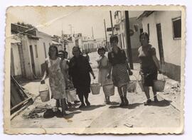 Mujeres cargando con cubos de agua. Sevilla (España).