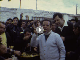 Paella celebrada por los vecinos del barrio. 1985-1989. Campo de fútbol de La Bachillera (Sevilla, España)