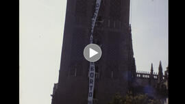 Pancarta "Derecho al Aborto Ya" descolgada desde la torre de la Giralda. Sevilla (España).