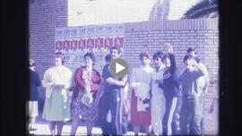 Salida de una excursión escolar del  Colegio de infantil y primaria Hermanos Machado. 1981. Sevilla (España).