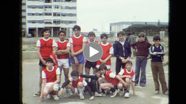Actividades deportivas en el patio del Colegio de infantil y primaria Hermanos Machado. 1979. Sevilla (España).