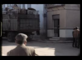Emigración. 1985. Marcha de una cuadrilla de jornaleros a la recogida de la aceituna. Los Corrales (Sevilla, España)