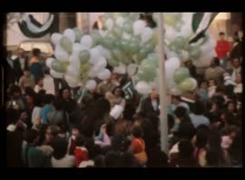 Día de Andalucía. 1984. Suelta de globos. Los Corrales (Sevilla, España)